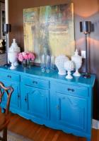 Interior Perspective:
The Robertses wanted to keep their classic foundation but add pizzazz. "Mom definitely had to OK things because she thinks I'm a little too wild," says Angel. She struck a balance by 
offsetting neutral tones with pops of color.               